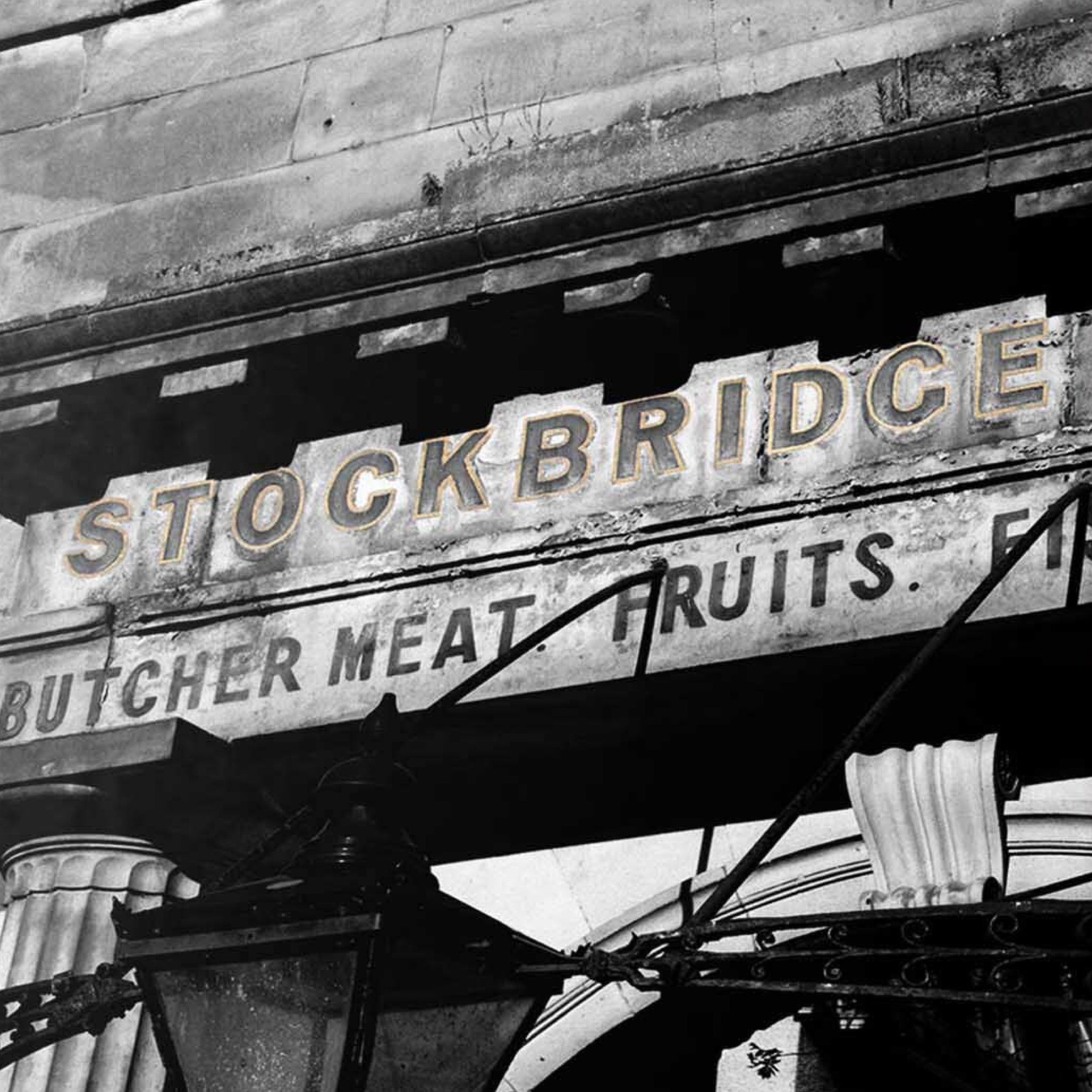 A close up of the Stockbridge Edinburgh Market sign on a ceramic coaster.