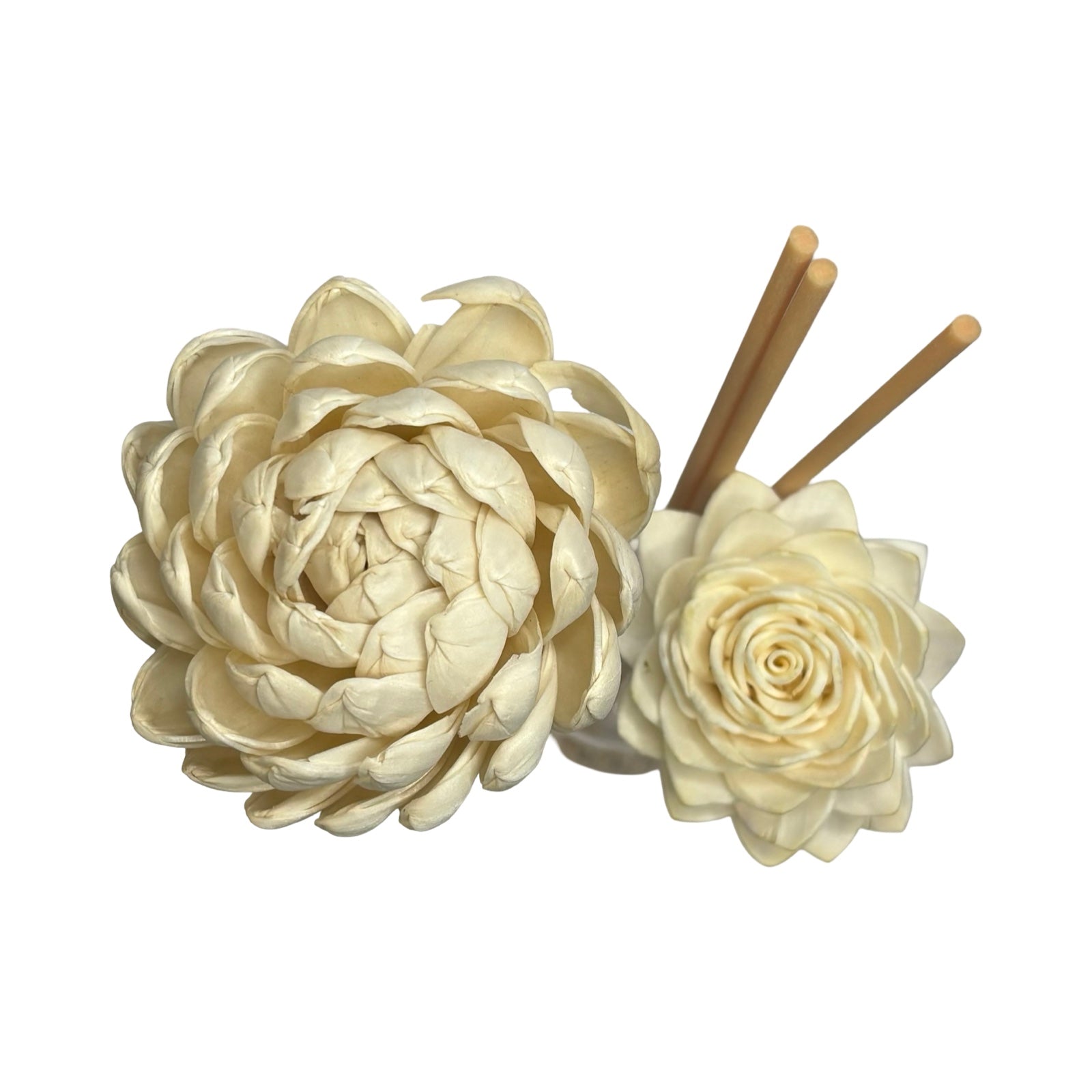 Decorative diffuser with cream-coloured flowers on a white background.