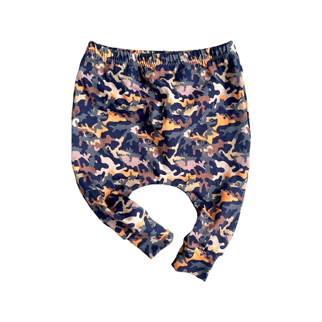 Camo harem leggings for babies, with a pattern of camouflage in various shades of blue and orange, featuring a stiff waist elastic and small cuffs.
