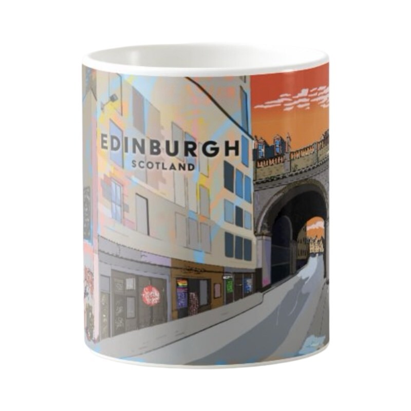 This mug features a striking panoramic artwork of the famous Cowgate area of Edinburgh.
