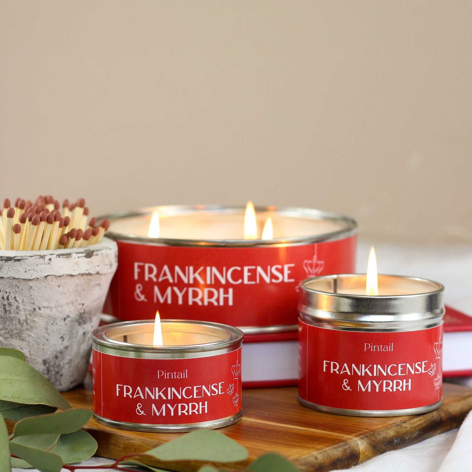 This Frankincense and Myrrh scented candle has vibrant top notes of citrus oil and warm spices with a base of red cedar, frankincense, myrrh and massoia wood.