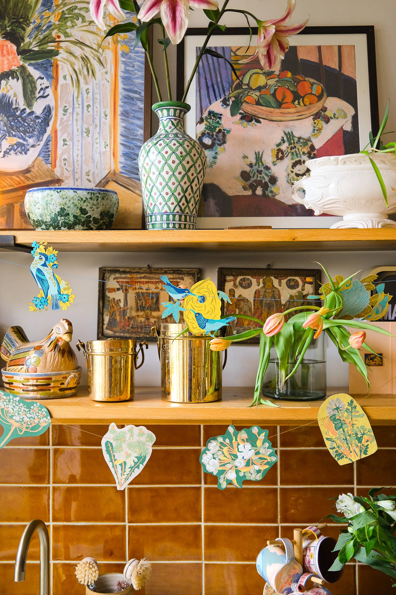 This beautiful nest garland features ten screen-printed bird nests full of speckled eggs, flowers and twigs.