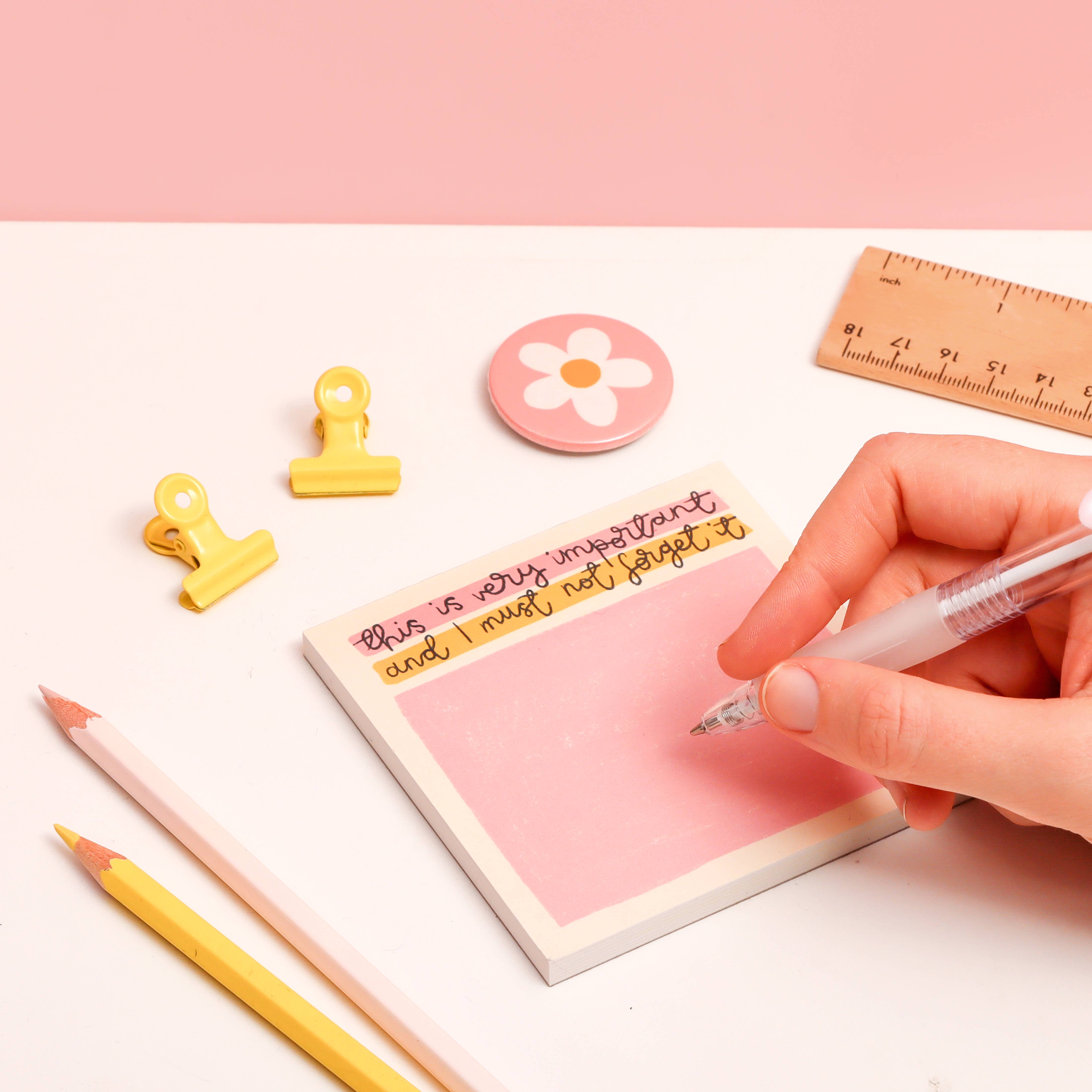 This 'this is very important' memo pad features a pink box to write in surrounded by a white border.