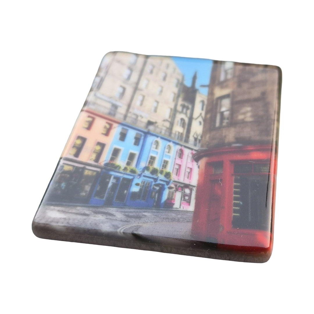 A picture of a ceramic magnet featuring a picture of Victoria Street Edinburgh.