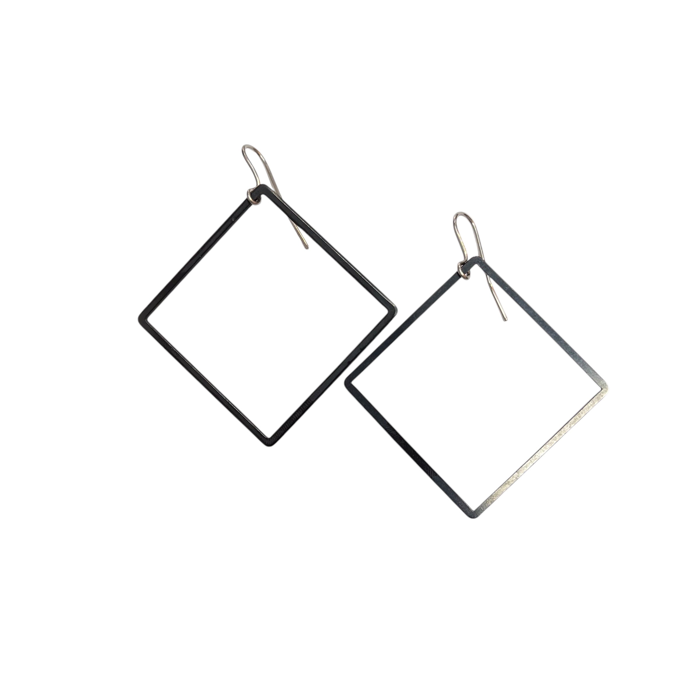Brass earrings, plated in black, in classic square shapes. On earring hooks.