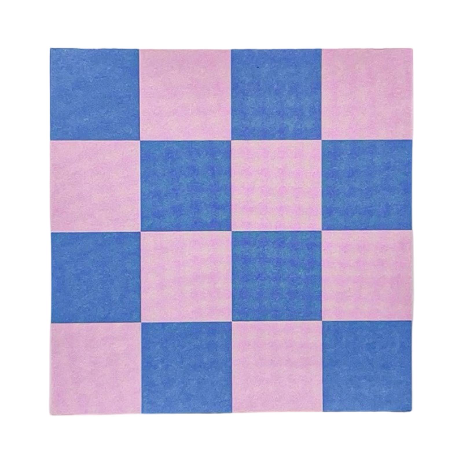 Memo pad with checkered pattern with alternating blue and pink squares on a white background.