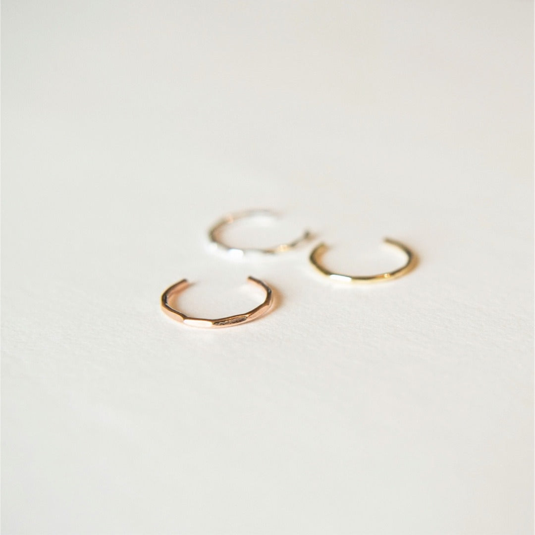Single conch ear cuff with a light hammered finish to reflect the light and catch the eye. The cuff is adjustable so can be opened slightly to fit onto the ear and then squeezed close to fit.