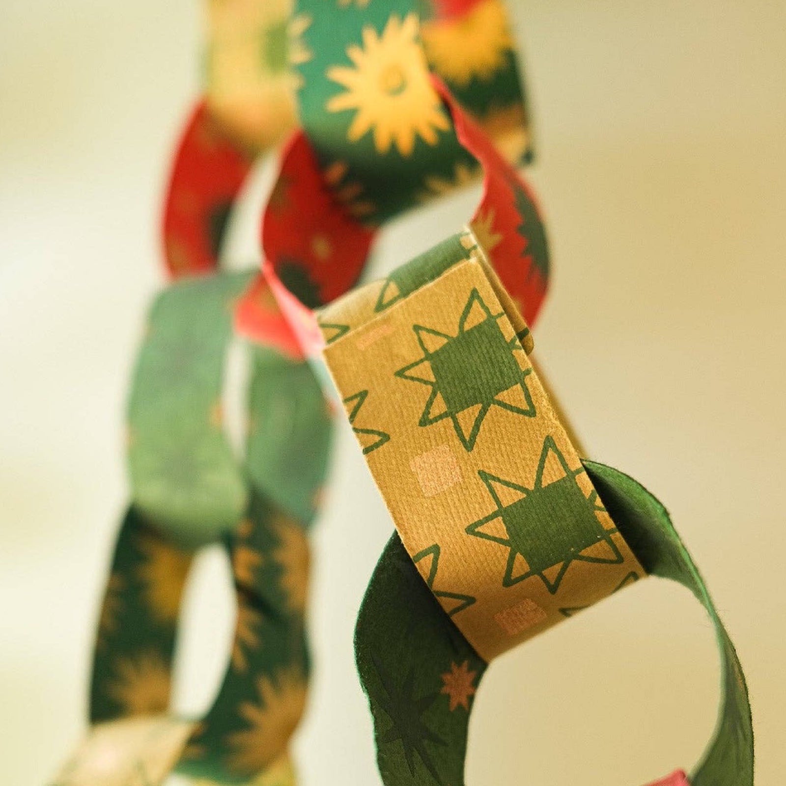 This paper chain-making kit contains 160 red, green and gold patterned gummed paper strips that can be used to create a beautiful 10m paper chain. 
