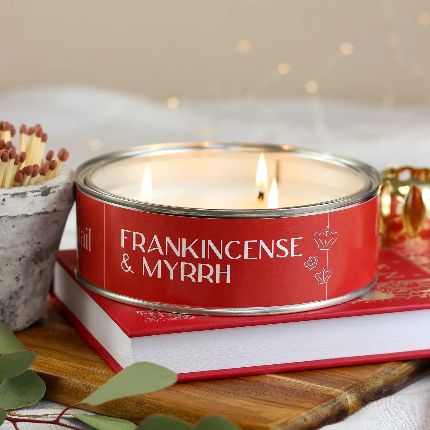 This Frankincense and Myrrh scented candle has vibrant top notes of citrus oil and warm spices with a base of red cedar, frankincense, myrrh and massoia wood. 
