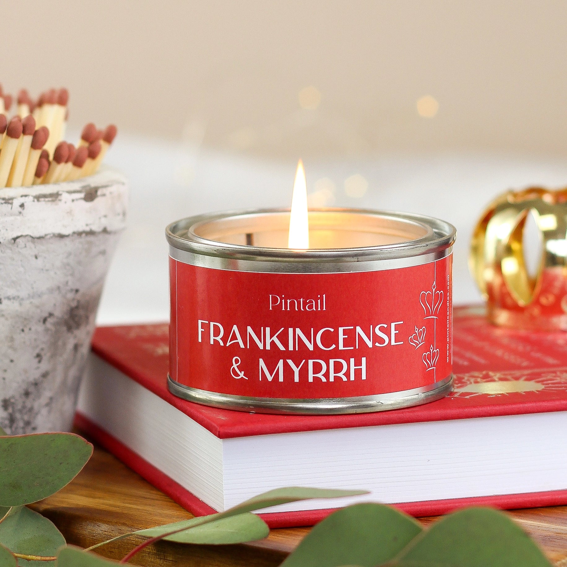 This Frankincense and Myrrh scented candle has vibrant top notes of citrus oil and warm spices with a base of red cedar, frankincense, myrrh and massoia wood. 