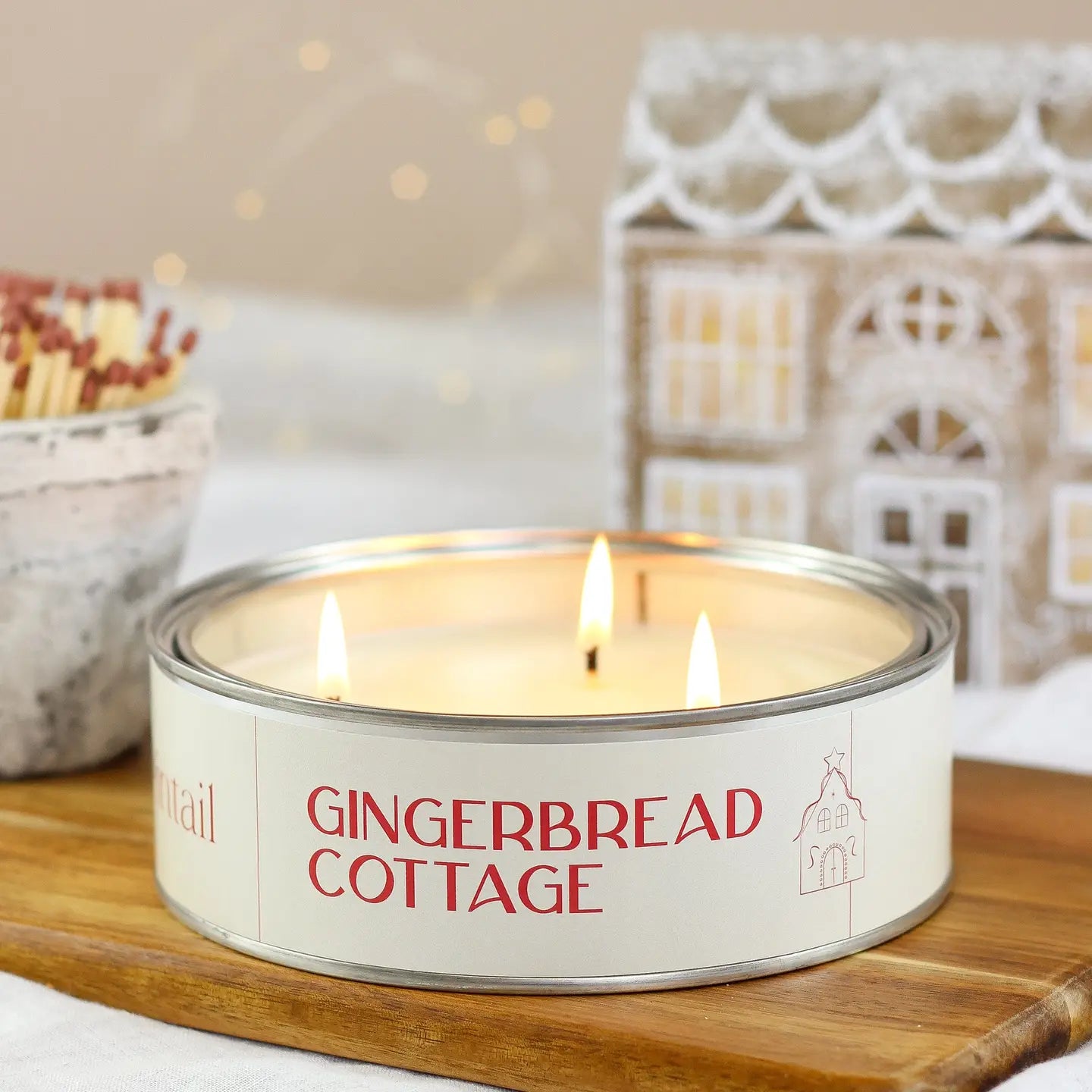 This gingerbread scented candle has notes of cinnamon and nutmeg mixed with rich, sweet ginger.