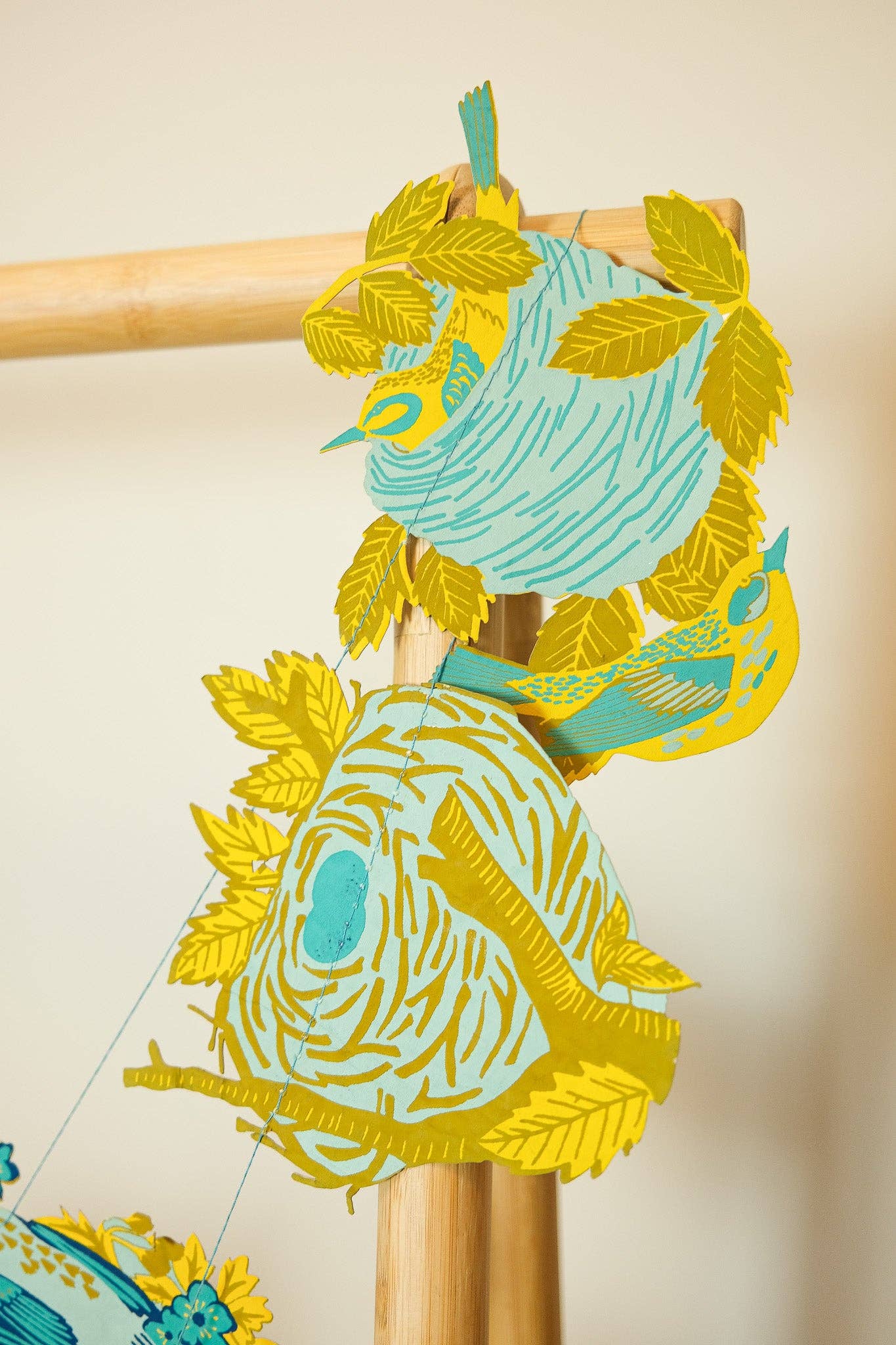 This beautiful nest garland features ten screen-printed bird nests full of speckled eggs, flowers and twigs. 