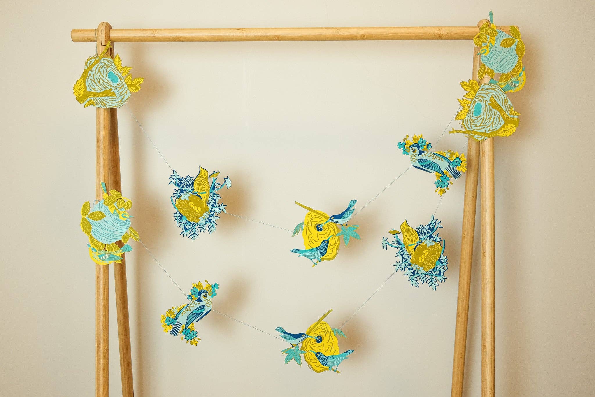 This beautiful nest garland features ten screen-printed bird nests full of speckled eggs, flowers and twigs. 