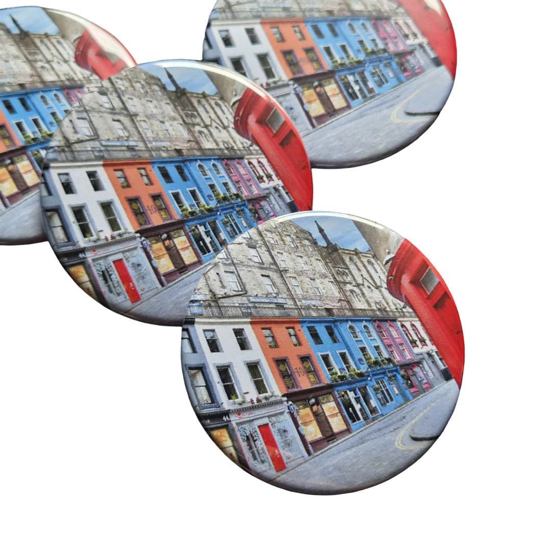 A group of round magnets with a picture of Victoria Street Edinburgh on them. 